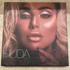 HUDA beauty 3D highlighter palette